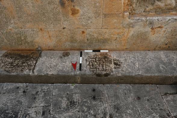 Medzinárodný archeologický tím skúma stredoveké historické doskové hry v Dalmácii