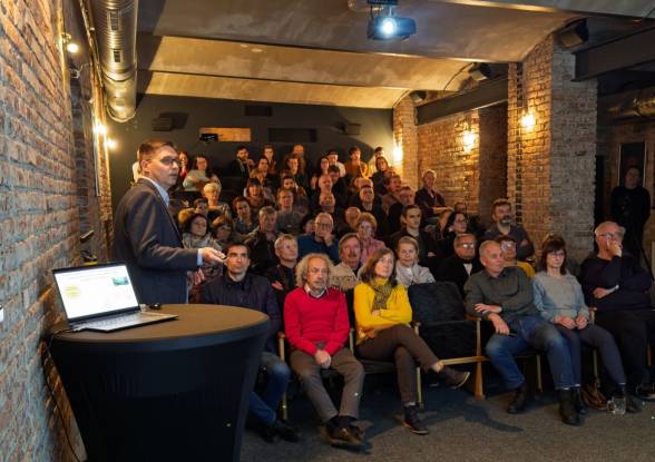 Košická vedecká kaviareň o mede a jeho ceste od úľa po laboratórium