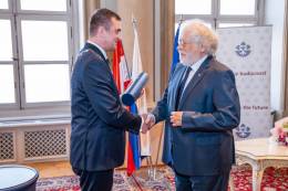 SAV udelila čestnú vedeckú hodnosť doktor fyzikálno-matematických...