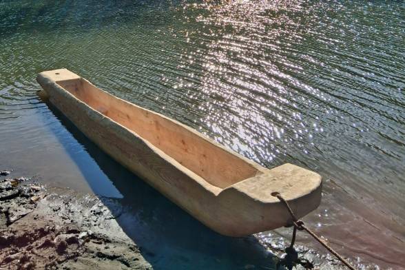 Slovenskí archeológovia sa plavili na pravekom člne