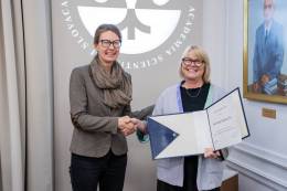 Čestnú plaketu SAV Ľudovíta Štúra si prevzala...