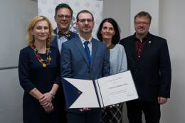 Dušan Fabian si prevzal Čestnú plaketu SAV Dionýza...